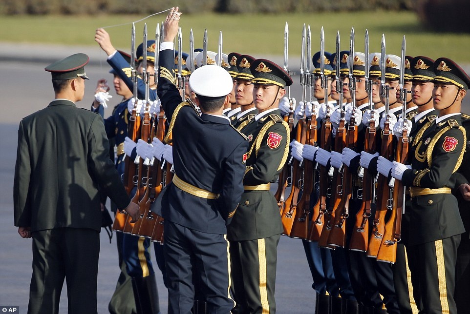 Trước khi tiếp đón ông Obama, hai binh sỹ đứng từ hai vị trí đầu và cuối đội duyệt binh, sử dụng một sợi dây để kiểm tra hàng ngũ. 