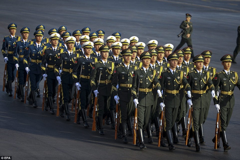 Đội duyệt binh danh dự tập trung ở sân bay để chuẩn bị tiếp đón Tổng thống Mỹ.