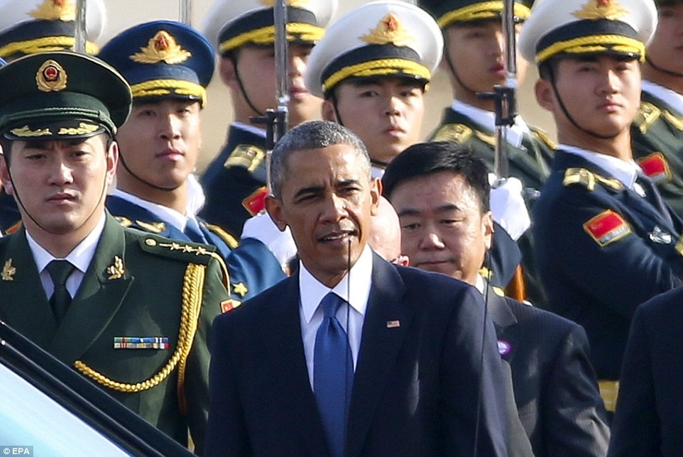 Nhà lãnh đạo Mỹ rời khỏi chiếc Không lực 1, đi trên thảm đỏ với đội duyệt binh danh dự đứng hai bên, và đi đến một chiếc limousine đợi sẵn để chở ông về khách sạn.