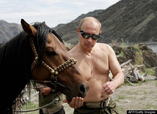 Ông Putin khoe ngực trần khi cưỡi ngựa trong kỳ nghỉ tháng 8/2009. Ảnh: AFP