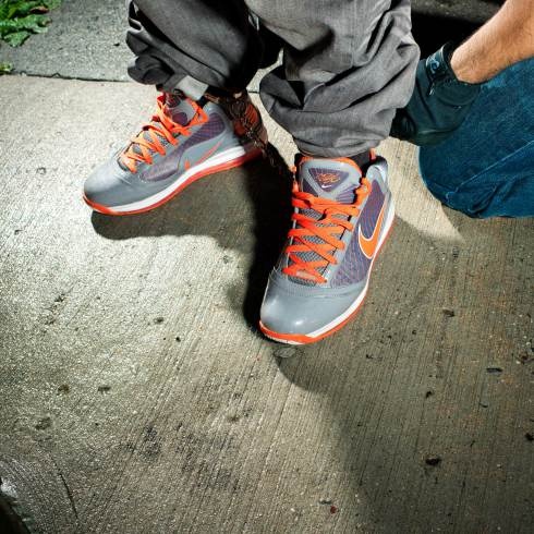 Cảnh sát tóm gọn và xích chân một kẻ phạm tội tại thành phố New York.