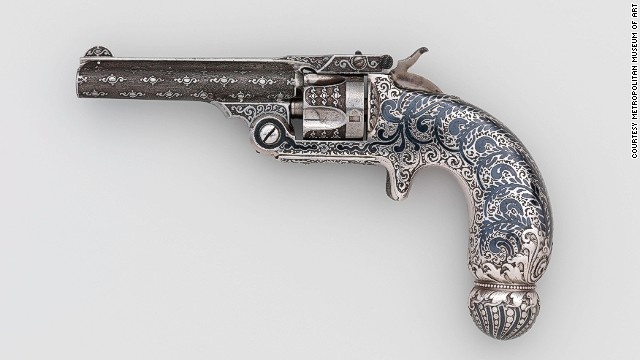 Tiffany & Co, một nhà cung cấp hàng hóa hạng sang tại New York (Mỹ), đã tạo ra một bộ sưu tập súng mạ bạc và đính đá quý. 