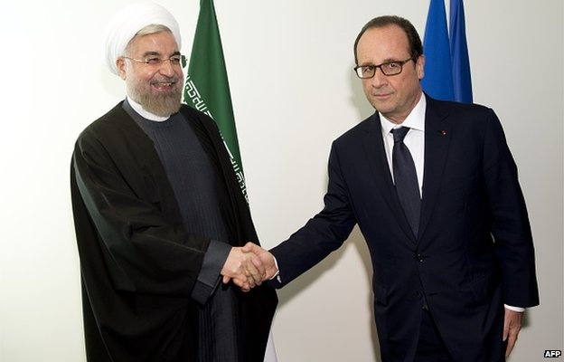 Ông Francois Hollande, Tổng thống Pháp, dường như kém thoải mái hơn Tổng thống Iran, ông Hassan Rouhani, khi họ gặp nhau bên lề cuộc họp Đại hội đồng Liên Hiệp Quốc diễn ra vào tháng 9/2014, giữa lúc cuộc đàm phán về chương trình hạt nhân của Iran đang diễn ra. Tổng thống Hollande nói ông muốn Iran thể hiện 