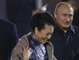Tong thong Putin khoac ao cho de nhat phu nhan Trung Quoc hinh anh