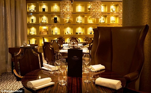 Tuy giá thuê thuộc hàng thấp so với nguyên thủ các nước khác, nhưng căn phòng vẫn bảo đảm phong cách cổ điển và sang trọng phù hợp với vị thế lãnh đạo của ông Abbott.