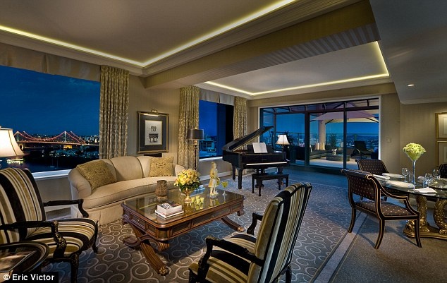 Chủ tịch Trung Quốc, ông Tập Cận Bình, lại chọn phòng Stamford Suite tại Stamford Plaza với giá thuê 925 bảng Anh/ngày. Tuy giá tiền ít hơn phòng của Tổng thống Mỹ, nhưng căn phòng của Chủ tịch Tập lại rộng tới 250 mét vuông. Ngoài nội thất sang trọng bên trong, căn phòng còn có 1 chiếc đàn piano lớn để thư giãn, phòng tắm rộng với hướng nhìn ra bờ sông.