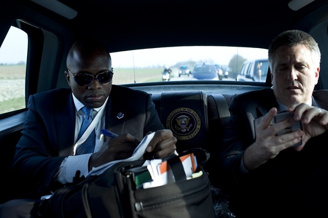 Bác sĩ Jeffrey Kuhlman (phải) trong một chiếc xe thuộc phái đoàn tháp tùng Tổng thống Obama công tác tại Pháp năm 2009. Ảnh: White House
