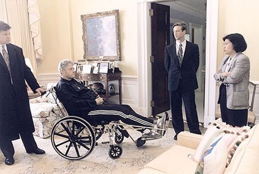 Bác sĩ Mariano theo dõi tình hình Tổng thống Bill Clinton sau một cuộc phẫu thuật. Ảnh: Samrose