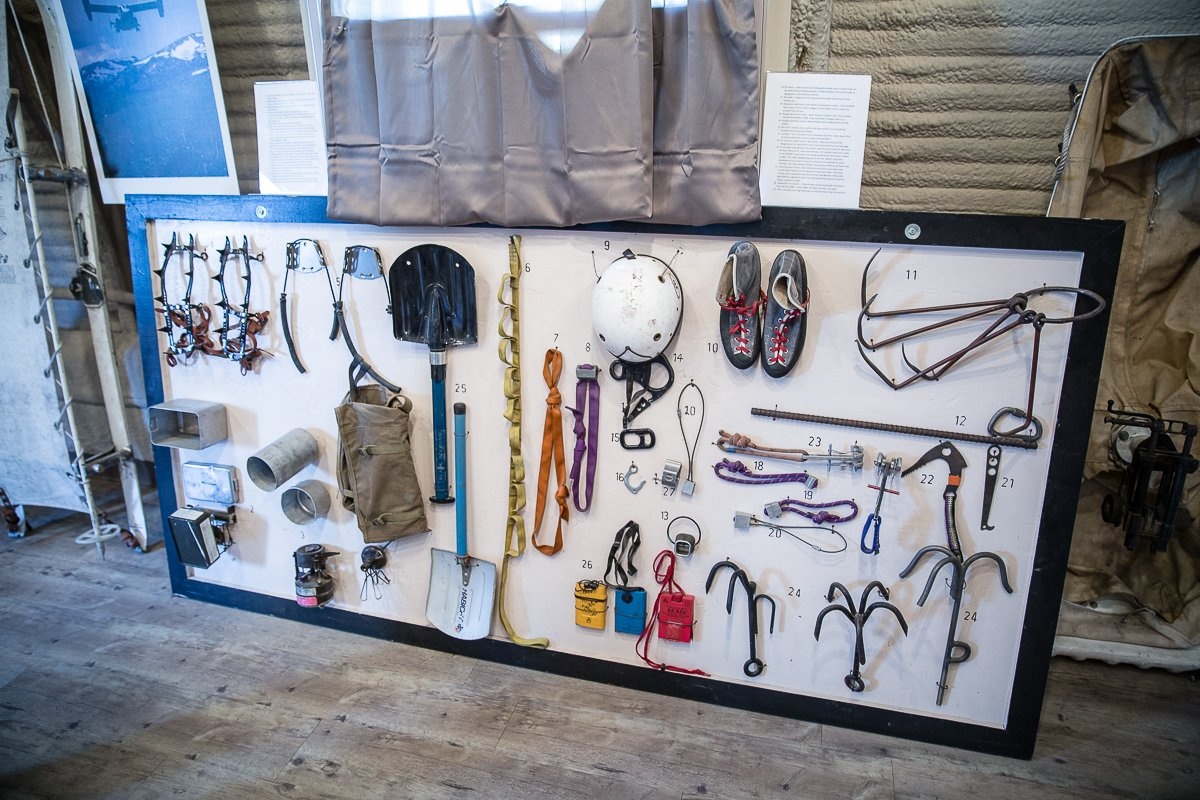 Các binh sĩ thường xuyên phải vượt qua những dãy núi hiểm trở bằng cách sử dụng giày chống tuyết, rìu phá băng và dây thừng. Mọi thành viên của lực lượng đều phải sử dụng thành thạo các thiết bị này. 