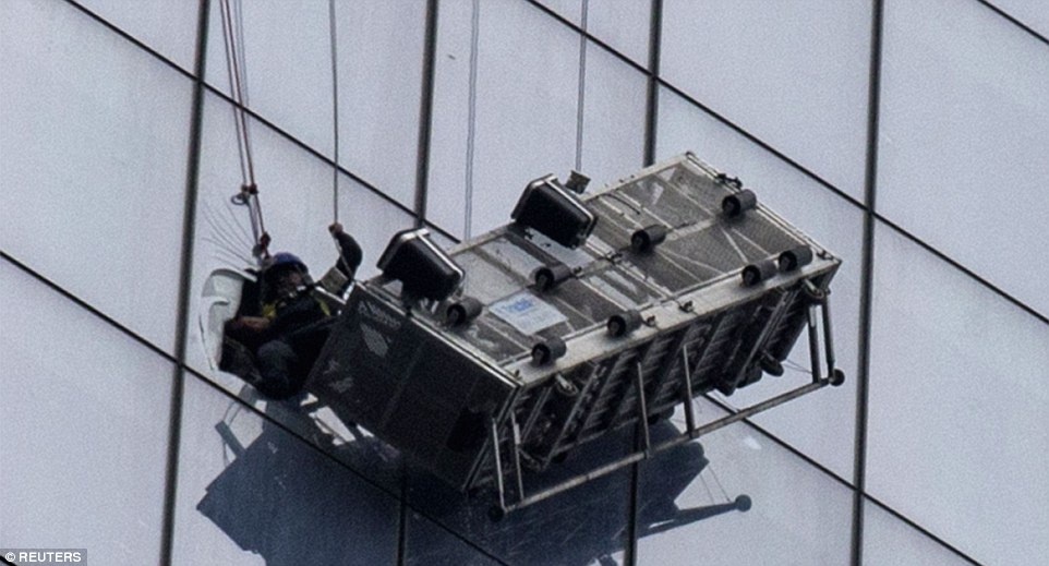 Giai cuu nhan vien ve sinh lo lung o tang 69 hinh anh