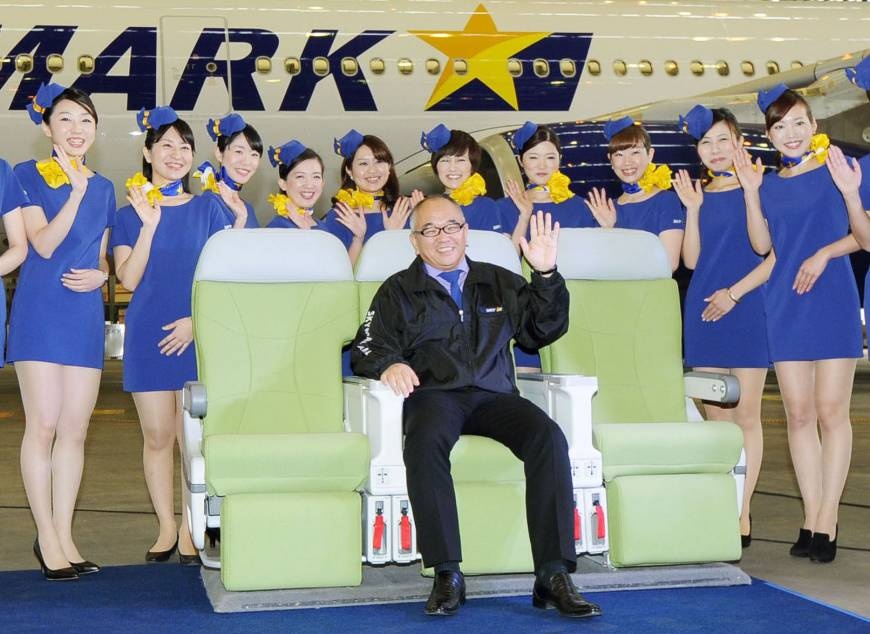 Đồng phục của hãng Skymark Airlines bị chỉ trích là quá gợi cảm. Ảnh: Kyodo