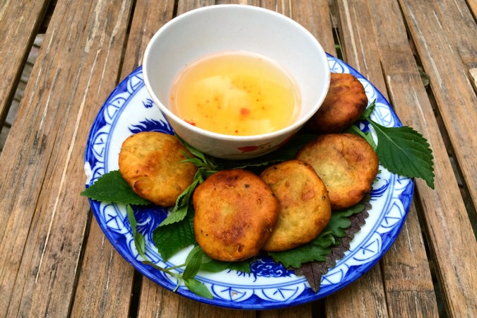 Khoai lang chiên là một trong những món nhắm được ưa chuộng khi uống bia hơi. Ảnh: NYT