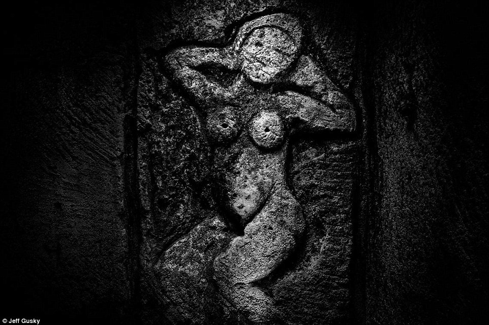 Các mỏ đá từng là thành phố ngầm, chứa hài côt của các binh sĩ. Chúng vẫn còn bí ẩn trong mắt các nhà sử học và công chúng. Người dân địa phương và các thị trưởng là những người trực tiếp bảo vệ chúng. 