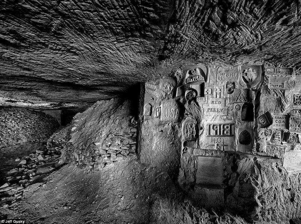 Các binh sĩ sử dụng công cụ đơn giản để sáng tạo những tác phẩm điêu khắc trên tường đá vôi. 