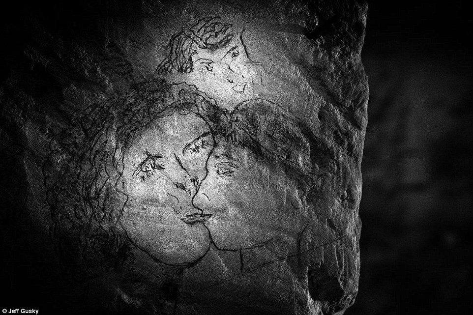 Nhiều tác phẩm nghệ thuật bằng bút chì cũng ra đời trong khi binh sĩ trú ẩn dưới lòng đất. 