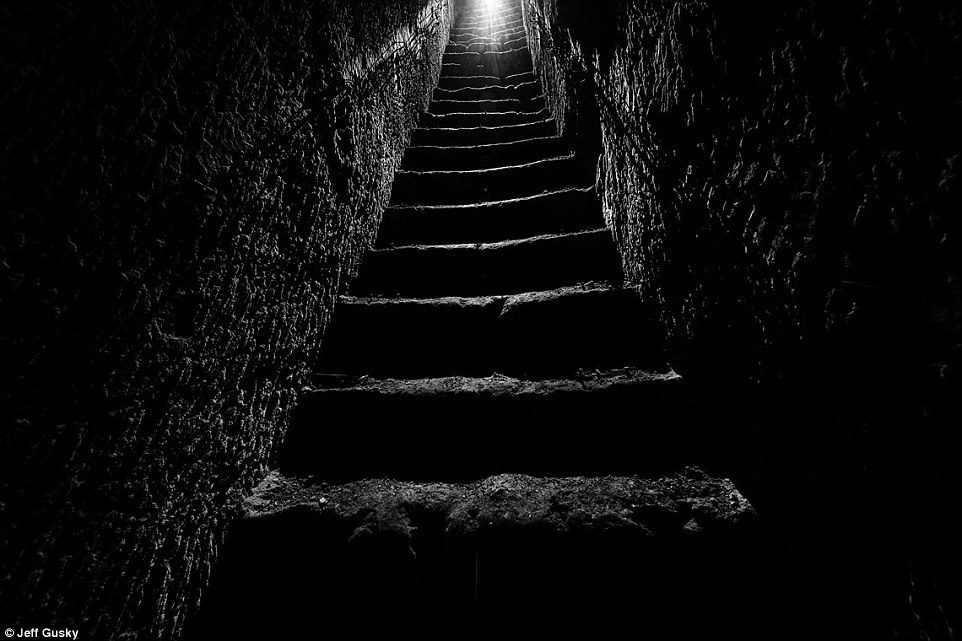 Một cầu thang dẫn xuống hang động ngầm. 