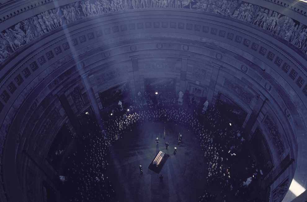 Quan tài của ông Kennedy được bao bọc bằng quốc kỳ Mỹ tại trụ sở quốc hội ngày 24/11. 