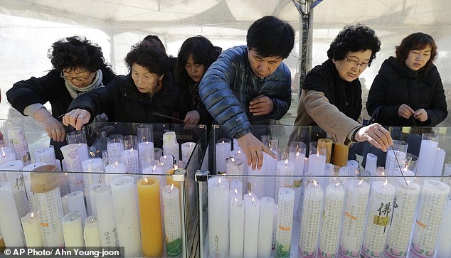 Trong khi đó, các bậc phụ huynh cũng tỏ ra căng thẳng không kém các sĩ tử. Sau khi tiễn con, em vào trường thi, nhiều người tới nhà thờ và chùa để cầu nguyện. 