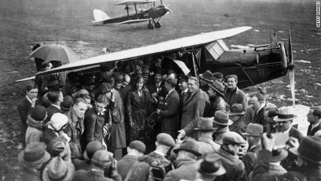 Người hâm mộ vây quanh 