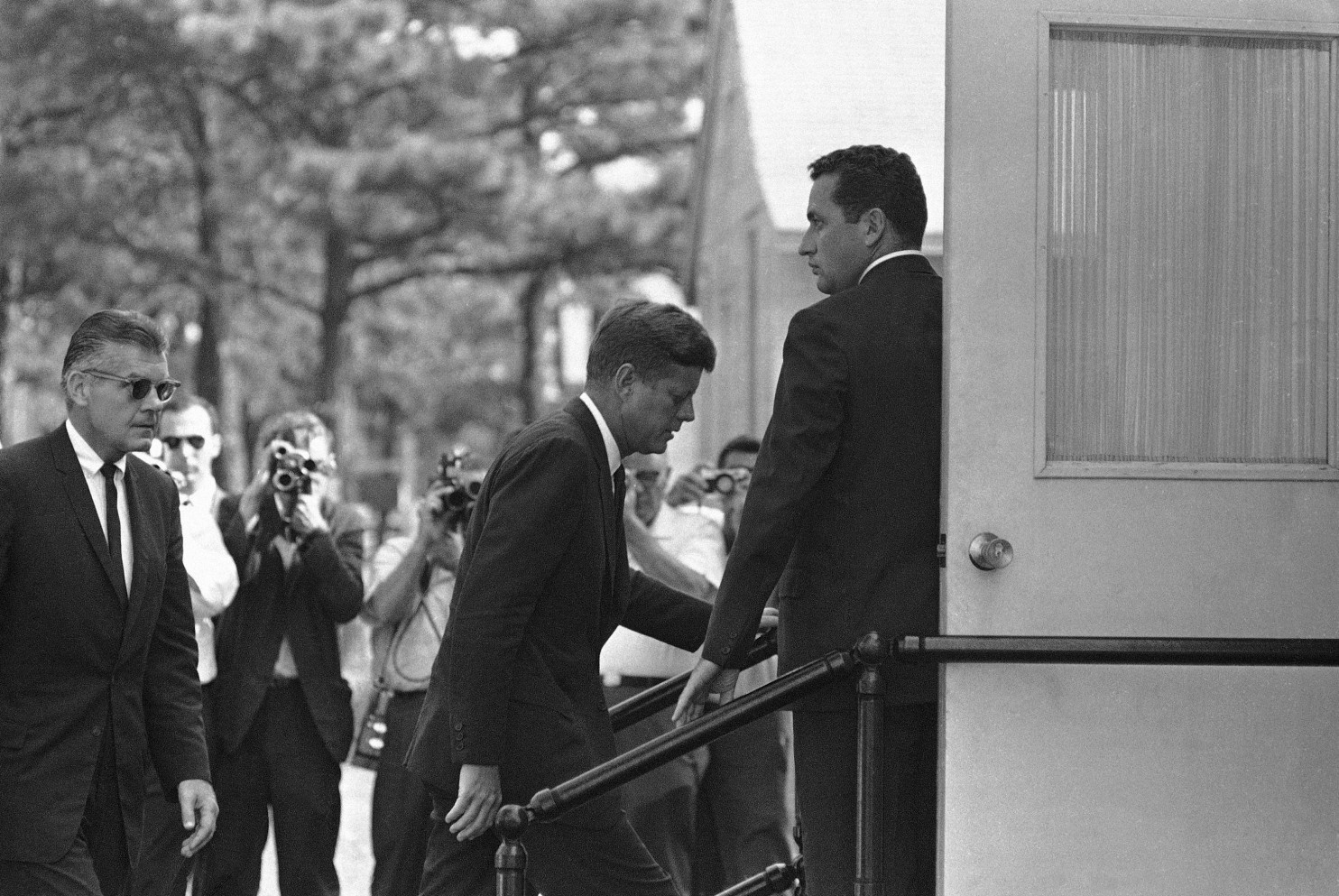 Tổng thống John F. Kennedy đến bệnh viện ở căn cứ Otis ngày 9/8/1963 để thông báo với phu nhân Jacqueline rằng con trai họ đã qua đời. Ảnh: AP