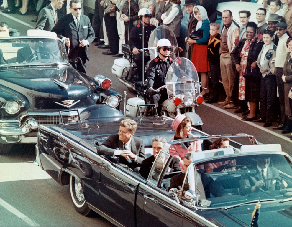 Tổng thống John F. Kennedy và phu nhân Jacqueline đi quanh thành phố Dallas ngày 22/11/1963. Ảnh: Boston