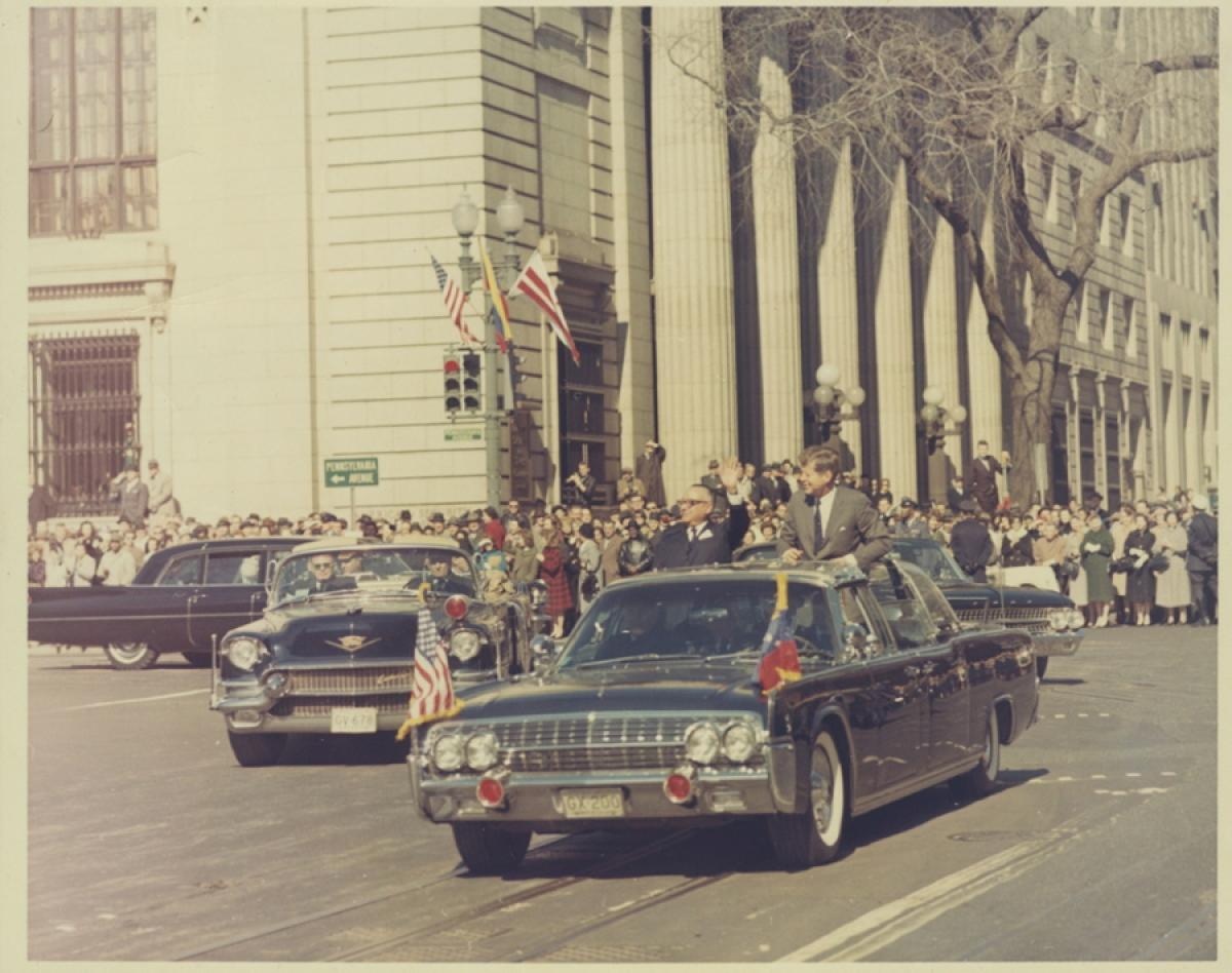 Tổng thống Kennedy và Tổng thống Venezuela Romulo Betancourt trên chiếc limousine tháng 2/1963. 