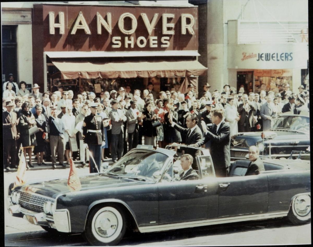 Tháng 3/1963, Kennedy và vua Morroc Hassan II đứng trên xe mui trần, vẫy chào đám đông khi diễu hành qua thủ đô Washington. 