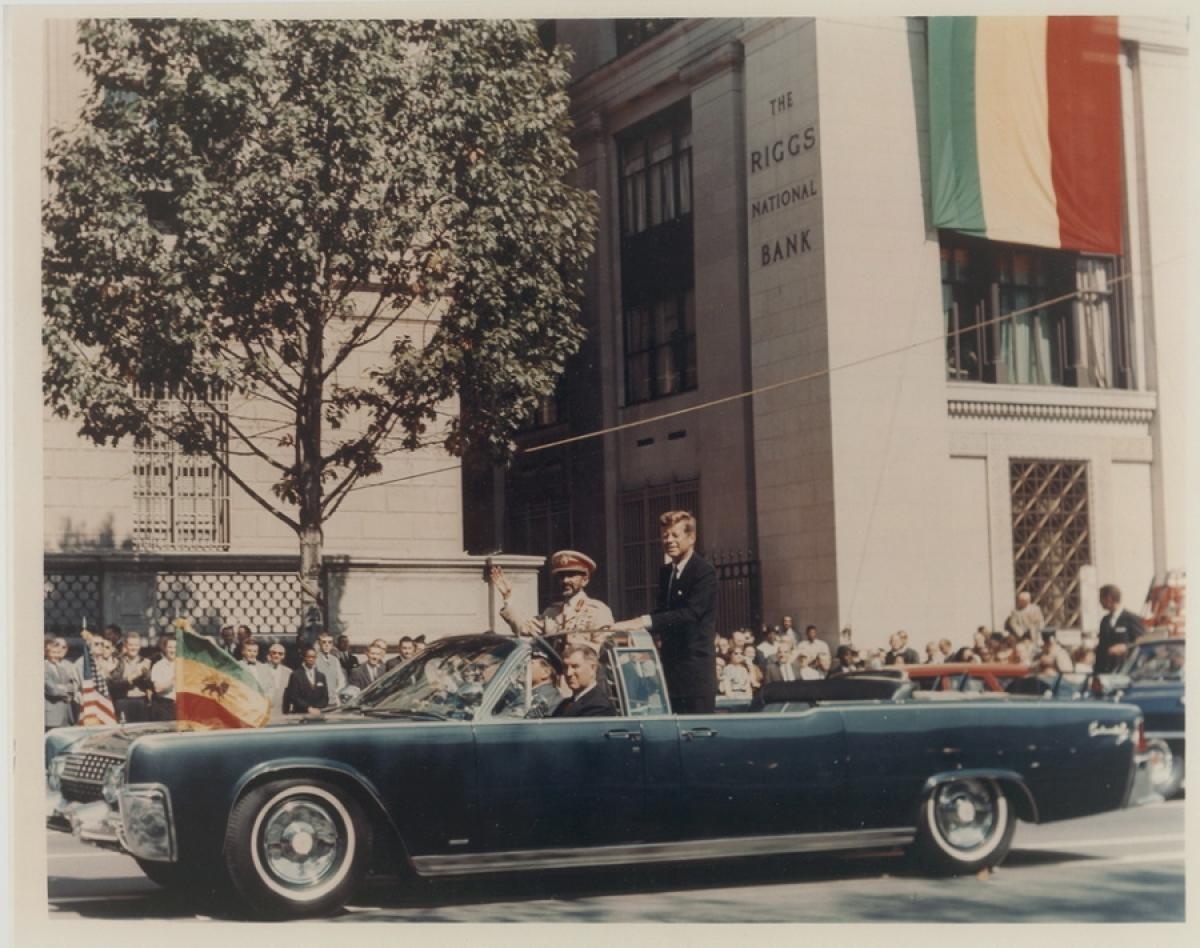 Trước vụ ám sát hơn 1 tháng, Tổng thống Kennedy xuất hiện cùng Hoàng đế Ethiopia trên limousine. 