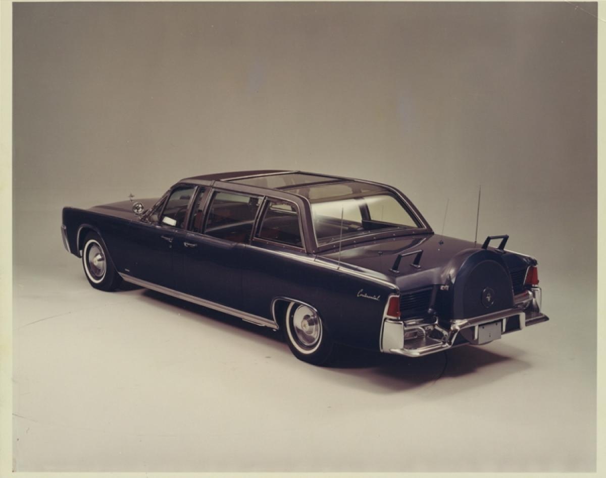 Vong doi cua xe cho co Tong thong Kennedy trong vu am sat hinh anh