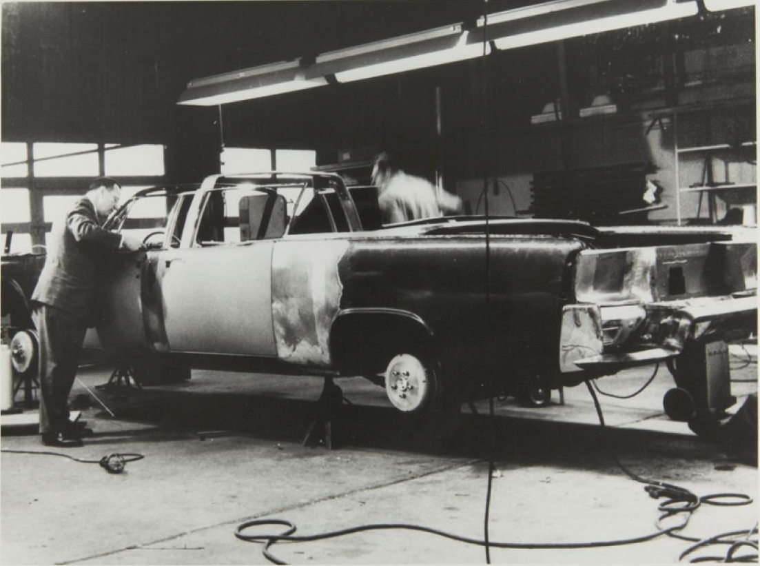 Chiếc Lincoln được kéo dài thêm khoảng 1 m, lắp thêm đệm ghế, bậc bước xuống dành cho các đặc vụ, còi báo động và đèn.