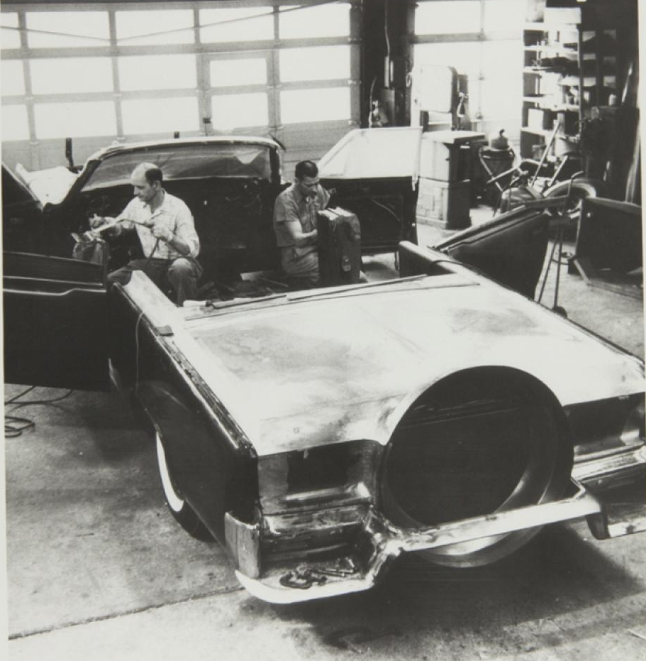 Nhân viên nâng ghế thủy lực phía sau thêm 30 cm, giúp Tổng thống dễ dàng bao quát xung quanh. 