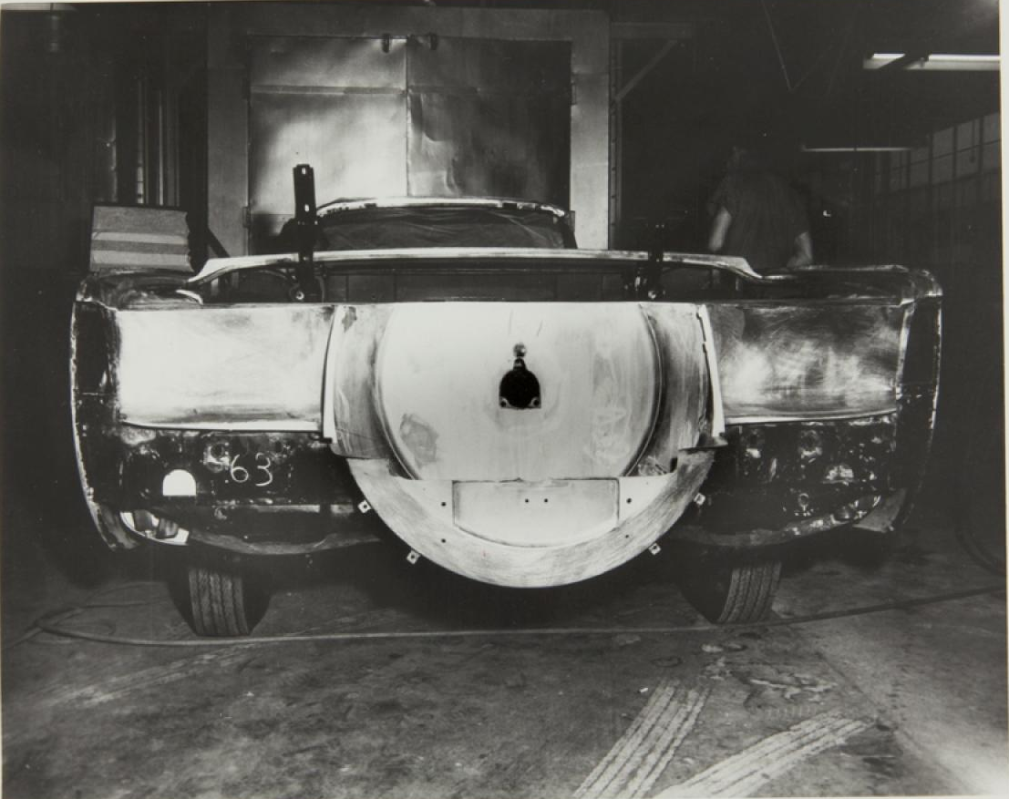 Chiếc Lincoln 1961 bị “lột trần”, chỉ còn bộ khung trong quá trình tân trang. 