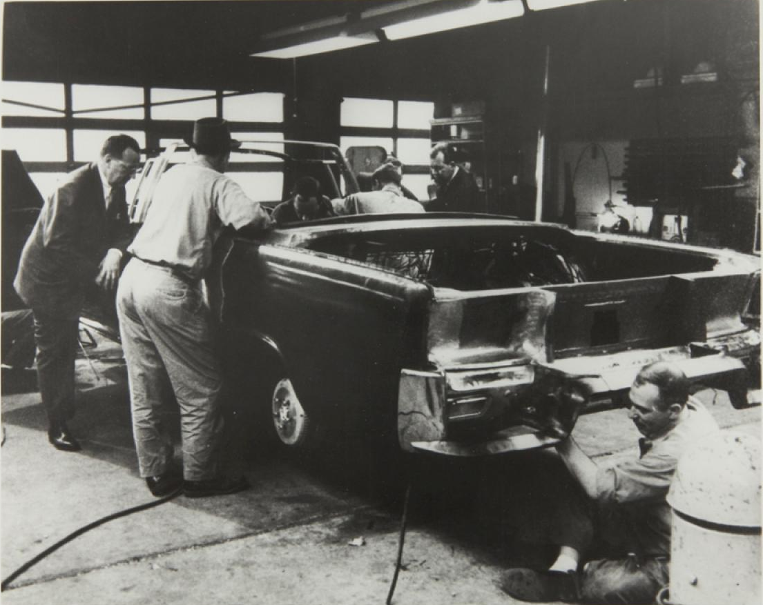 Hai trong số các tính năng được bổ sung như những bậc thềm dành cho các đặc vụ đã thể hiện tính hữu ích. Một mật vụ đã nhảy từ xe hộ tống lên phía sau xe limousine mui trần để bảo vệ Đệ nhất phu nhân sau khi Tổng thống Kennedy bị bắn tại Dallas.