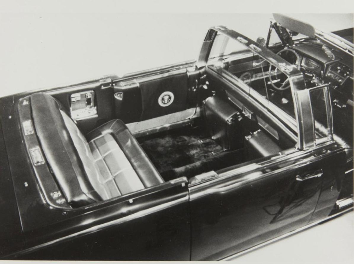 Vị trí hai ghế phụ đặt ở cabin phía trước. Vào thời điểm vụ ám sát xảy ra, Tổng thống Kennedy và phu nhân Jackie ngồi hàng ghế sau, trong khi vợ chồng Thống đốc bang Texas John Connally ngồi hai ghế phụ phía trước. 