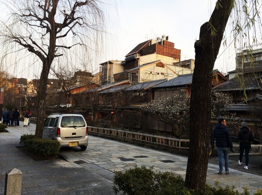 Các trà quán ở Kyodo vẫn lưu giữ các giá trị truyền thống và bảo vệ sự kín đáo, riêng tư. Phóng viên ABC chỉ được phép vào trà quán khi khách hàng đã rời đi.