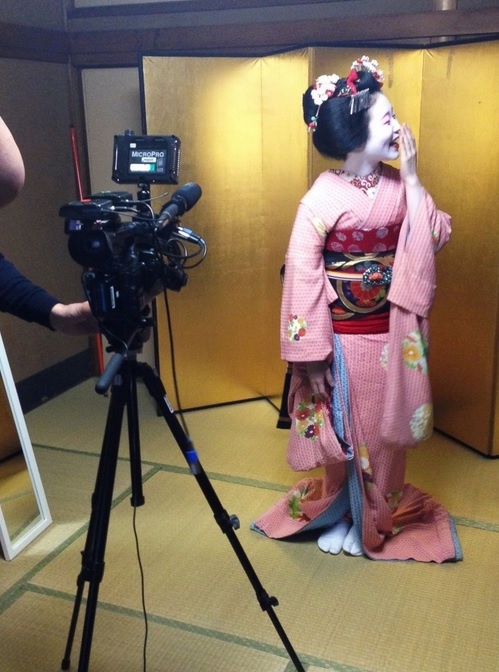 Dưới bộ kimono, Tomitsuyu vẫn là một thiếu nữ thích nghe nhạc của Bruno Mars và từng thường xuyên mặc áo thun, quần jeans.