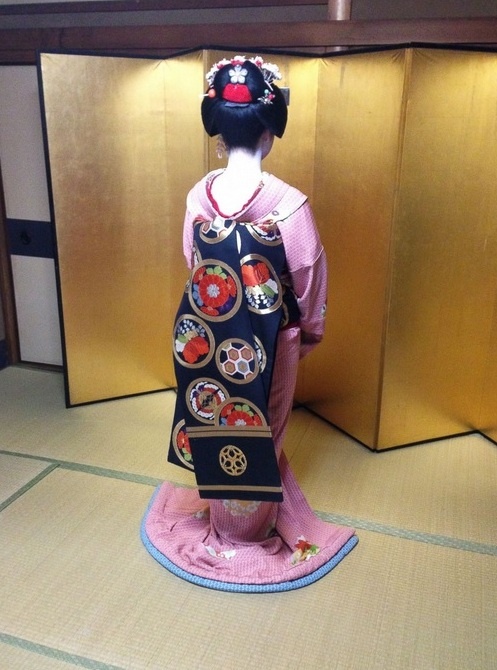 Những bộ đồ kimono của geisha có thể trị giá từ hàng trăm đến chục ngàn USD.