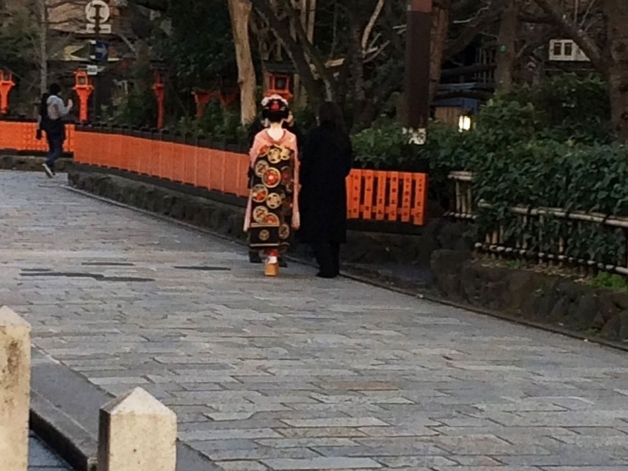 Nếu không vào trà quán, du khách hoặc người dân địa phương vẫn có thể may mắn bắt gặp một số geisha đi ngoài phố.