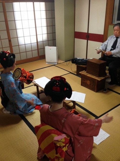 Thầy giáo dạy cách sử dụng trống cho các maiko và nhxng bài học khác về truyền thống văn hóa Nhật Bản. Cách đây 100 năm, Nhật Bản có 80.000 geisha hoạt động. Hiện nay, số lượng này chỉ còn chưa tới 2.000 người.