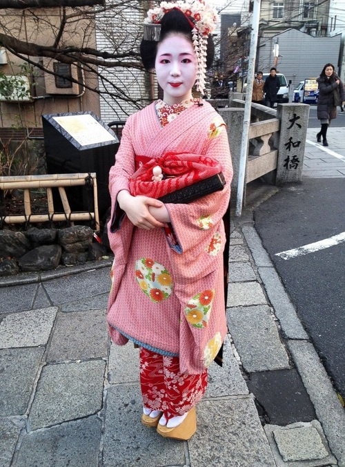 Khi Tomitsuyu đi ngoài phố, rất nhiều khách du lịch xin chụp hình chung cùng cô. Tomitsuyu nói điều này khiến cô cảm thấy mình giống như chuột Mickey trong công viên Disneyland hơn, chứ mọi người không nghĩ rằng cô đang trải qua quá trình huấn luyện để trở thành geisha chuyên nghiệp.