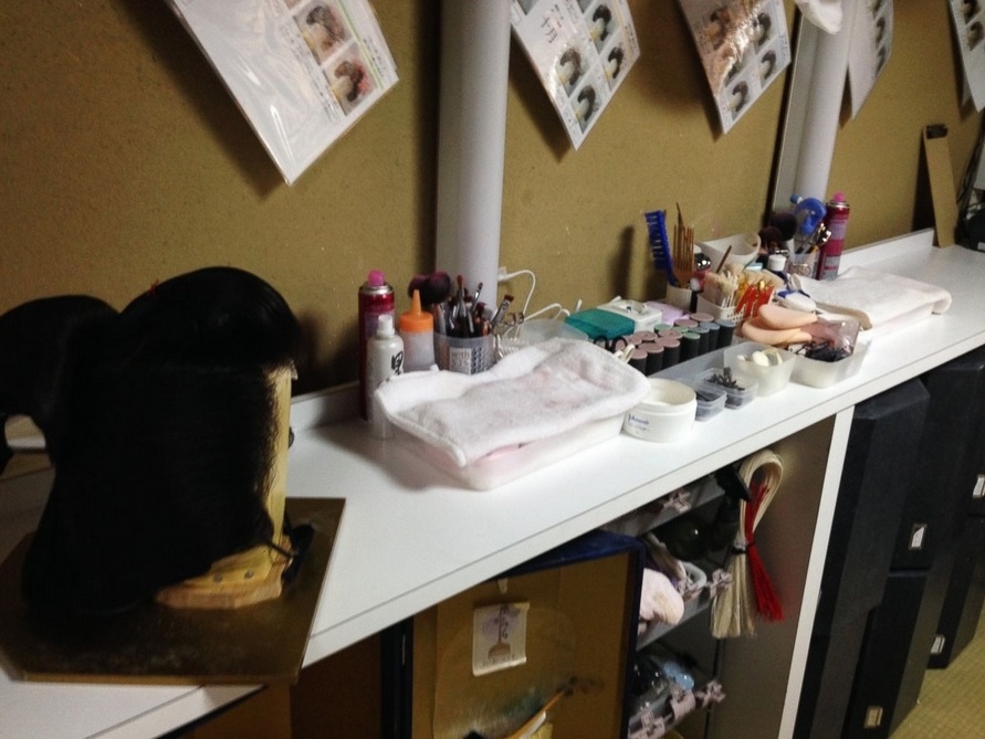 Geisha có những nhà tư vấn phong cách riêng để giúp họ hóa trang và khoác lên người những bộ kimono, trang điểm và sửa tóc cho họ. Phần lớn những người hỗ trợ này là đàn ông, vì việc thao tác với những bộ kimono nặng nề đòi hỏi nhiều sức lực.