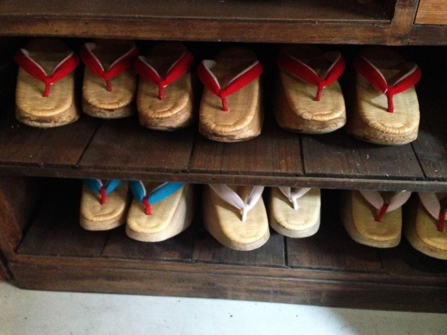 Geisha không đi giày cao gót đế nhọn của phương Tây, mà sử dụng một loại giày truyền thống gọi là okobo.