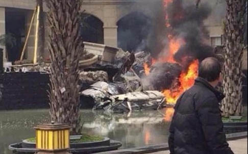 Chien dau co Trung Quoc dam vao nha dan khi bay thu nghiem hinh anh