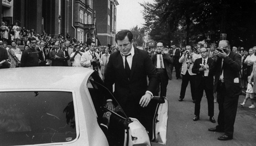 Năm 1969, Thượng nghị sĩ Ted Kennedy gặp tai nạn xe hơi khi lái xe ở bang Massachusetts. Người trợ lý Mary Jo Kopechne thiệt mạng trong tai nạn.