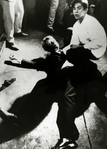 Thượng nghị sĩ Robert F. Kennedy, em trai cố tổng thống Kennedy, bị ám sát trong buổi vận động tranh cử năm 1968. Ảnh: CNN