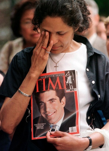 Một người dân khóc và cầm ảnh của John F. Kennedy Jr., con trai duy nhất của cố Tổng thống Kennedy, tại đám tang của ông năm 1999. Ảnh: CNN