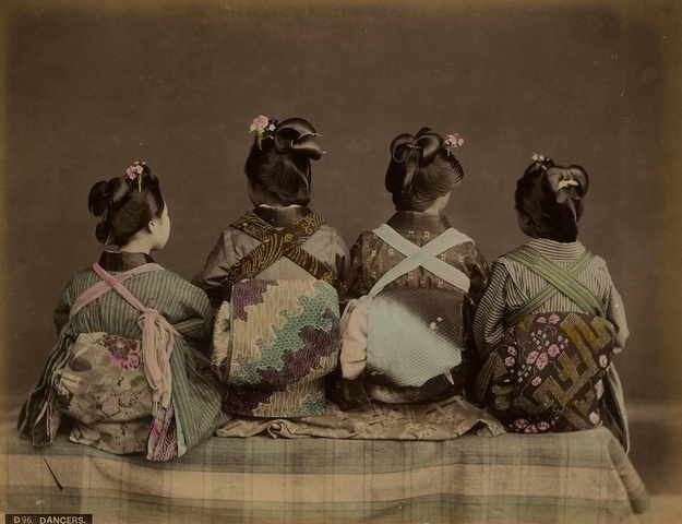Bức ảnh chụp năm 1868 cho thấy các geisha khoác lên người bộ kimono với những chiếc khăn thắt lưng obi có họa tiết khác nhau. Obi là phụ kiện không thể thiếu, dùng để cố định nếp áo và là điểm nhấn trang trí cho kimono. 