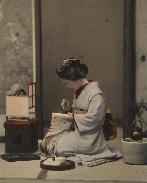 Các Geisha được đào tạo chuyên sâu một số môn nghệ thuật như múa hay âm nhạc.  Viết thư pháp là một kỹ năng hiếm. 