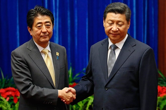 Cái bắt tay ngượng nghịu giữa Chủ tịch Trung Quốc Tập Cận Bình (phải) và Thủ tướng Nhật Bản Shinzo Abe bên lề Hội nghị Thượng đỉnh Châu Á – Thái Bình Dương (APEC) tại Bắc Kinh hôm 10/11. Đây là cuộc gặp cấp cao đầu tiên giữa hai nước trong vòng gần 3 năm qua sau những căng thẳng do tranh chấp đối với Senkaku/Điếu Ngư.