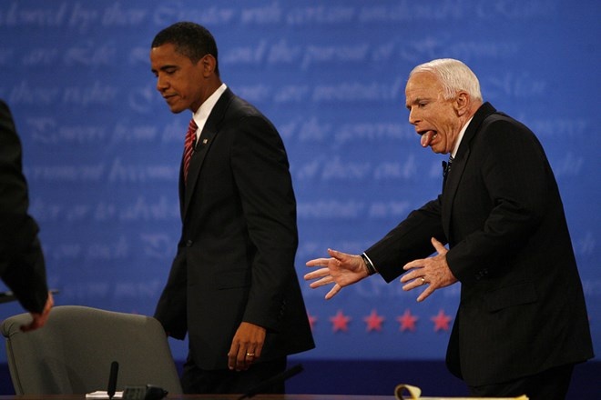 Ứng viên tổng thống John McCain giật mình vì đi nhầm đường xuống sân khấu sau khi bắt tay với ông Obama trong cuộc tranh luận lần 3 tại Đại học Hofstra, Hempstead, New York, hôm 15/10/2008.